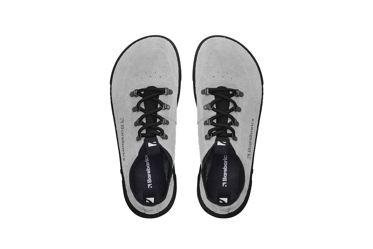 Barefoot Sneakers Barebarics Bronx - Grey.
Sneakersy Barebarics są produkowane przy użyciu procesów minimalizujących wpływ na środowisko.
  Cholewka wykonana jest ze skóry i materiału tekstylnego  Podszewka wykonana z lycry i mikrofibry  Podeszwa wykonana jest z miękkiej syntetycznej gumy o wysokiej odporności na ścieranie.



Atrybuty barefoot
    Anatomiczny kształt - tenisówka respektuje kształt stopy.

Więcej informacji
buty wyjściowenowoczesny miejski designzaprojektowane i wykonane ręcznie w Unii Europejskiej, z lokalnych zrównoważonych materiałówdoskonała trwałość koloru materiałówdostępne w rozmiarze: 36 - 47 (wg wymiaru europejskiego)