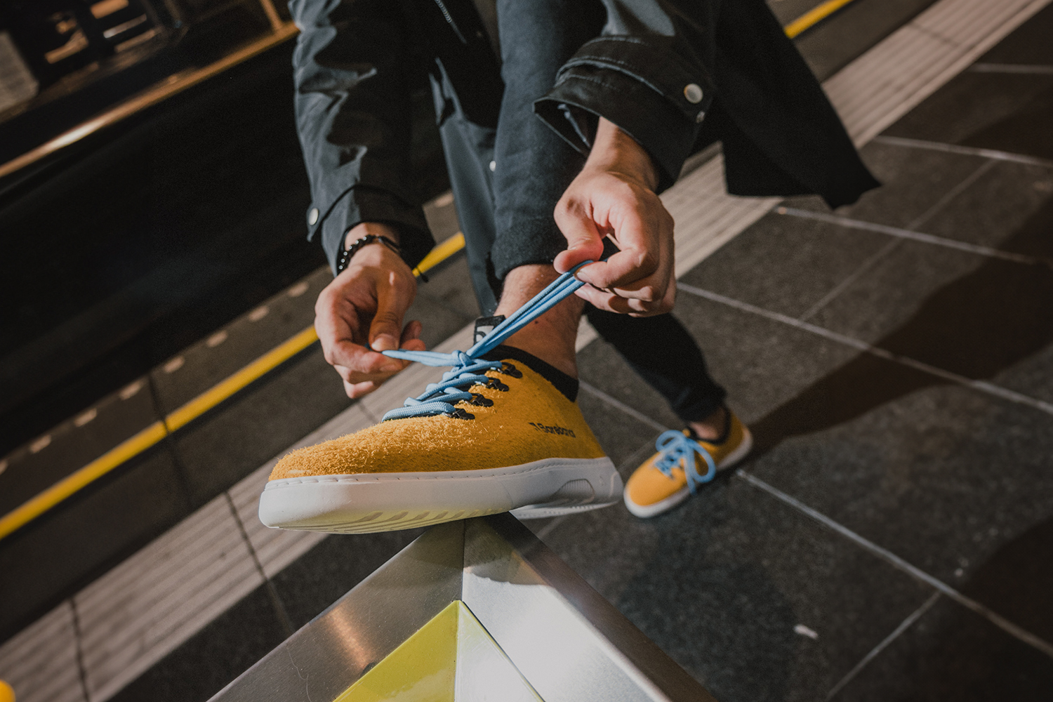 Barefoot Sneakers Barebarics Bronx - Mustard.
Sneakersy Barebarics są produkowane przy użyciu procesów minimalizujących wpływ na środowisko.
  Cholewka wykonana jest ze skóry i materiału tekstylnego  Podszewka wykonana z lycry i mikrofibry  Podeszwa wykonana jest z miękkiej syntetycznej gumy o wysokiej odporności na ścieranie.



Atrybuty barefoot
    Anatomiczny kształt - tenisówka respektuje kształt stopy.

Więcej informacji
buty wyjściowenowoczesny miejski designzaprojektowane i wykonane ręcznie w Unii Europejskiej, z lokalnych zrównoważonych materiałówdoskonała trwałość koloru materiałówdostępne w rozmiarze: 36 - 47 (wg wymiaru europejskiego)