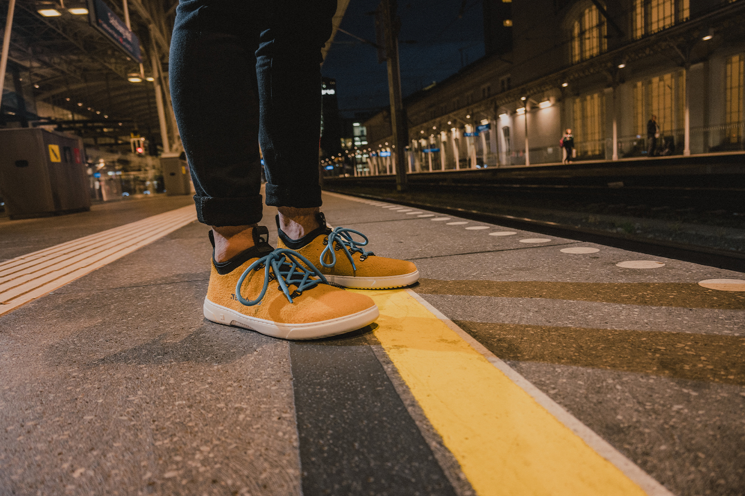 Barefoot Sneakers Barebarics Bronx - Mustard.
Sneakersy Barebarics są produkowane przy użyciu procesów minimalizujących wpływ na środowisko.
  Cholewka wykonana jest ze skóry i materiału tekstylnego  Podszewka wykonana z lycry i mikrofibry  Podeszwa wykonana jest z miękkiej syntetycznej gumy o wysokiej odporności na ścieranie.



Atrybuty barefoot
    Anatomiczny kształt - tenisówka respektuje kształt stopy.

Więcej informacji
buty wyjściowenowoczesny miejski designzaprojektowane i wykonane ręcznie w Unii Europejskiej, z lokalnych zrównoważonych materiałówdoskonała trwałość koloru materiałówdostępne w rozmiarze: 36 - 47 (wg wymiaru europejskiego)